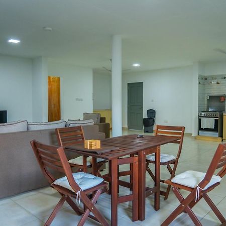 E&E Self Catering Hotel Beau Vallon  Bagian luar foto