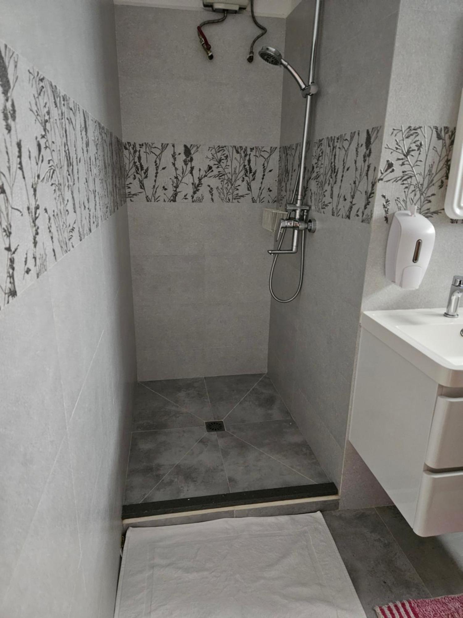 E&E Self Catering Hotel Beau Vallon  Bagian luar foto