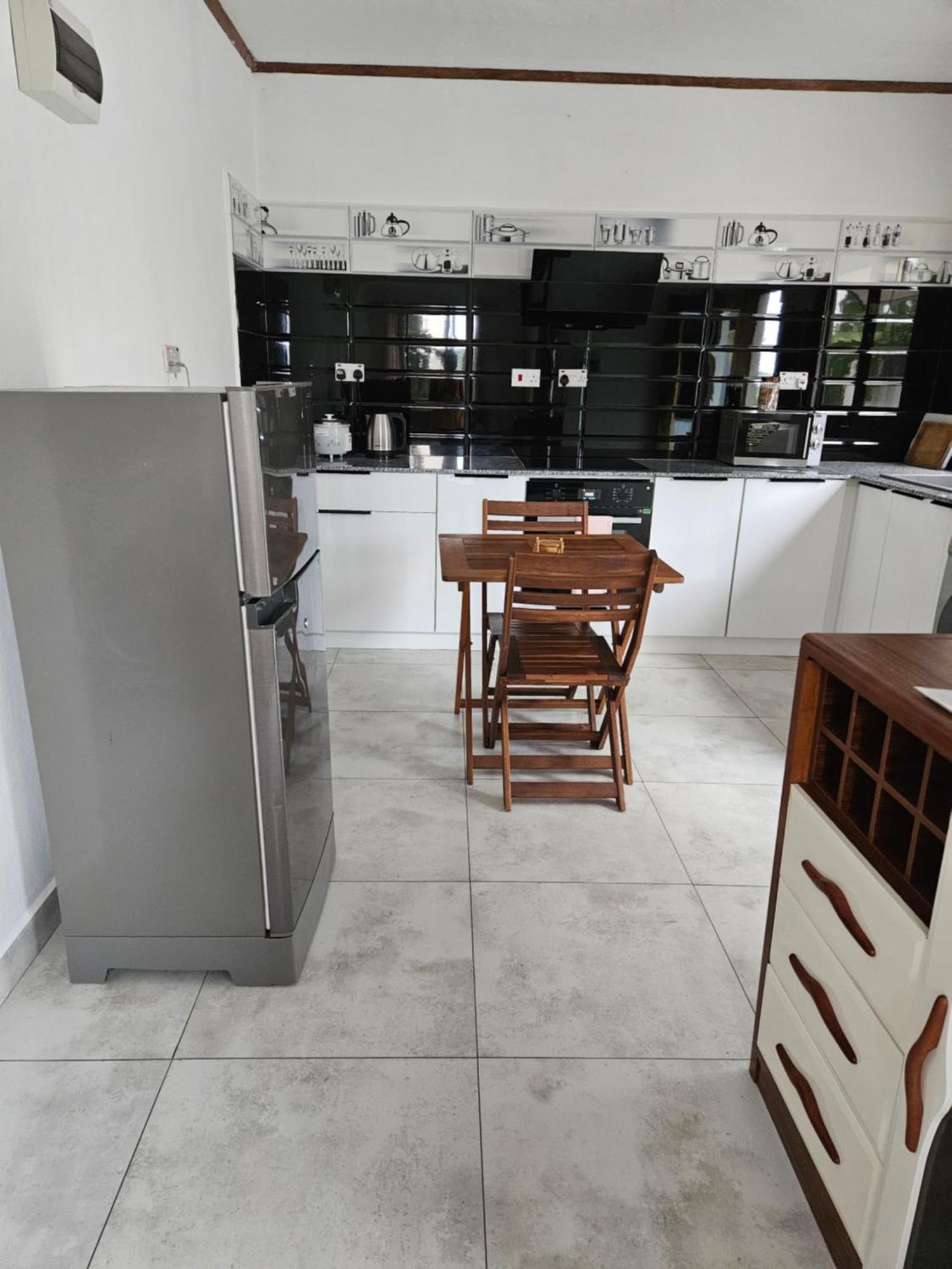 E&E Self Catering Hotel Beau Vallon  Bagian luar foto