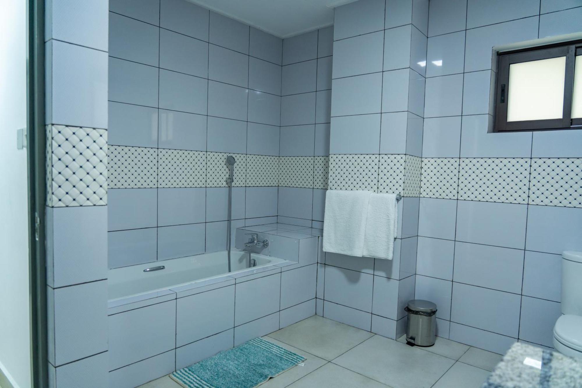 E&E Self Catering Hotel Beau Vallon  Bagian luar foto